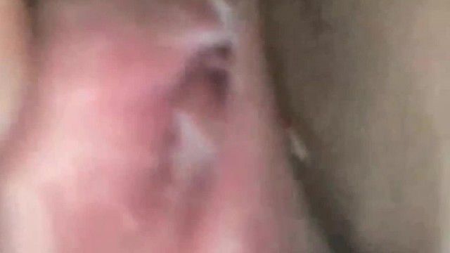 美しい彼女はチキンで遊ぶだけでなく、チキンを上下の口で食べるのも大好きです~