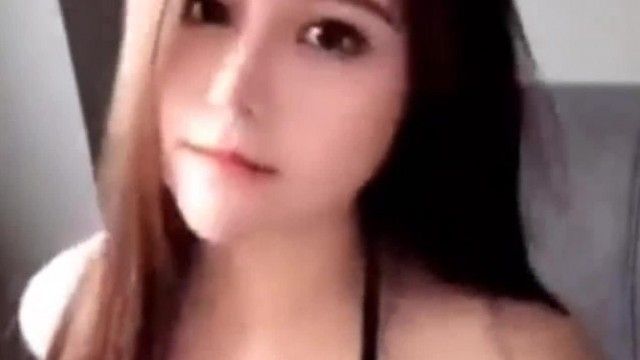 Douyinセレブ「ランニングクリスタルミュール」が大きな胸で赤ワインを注ぎ、誰もを魅了します〜大規模なセクシーなプライベート写真が流出！