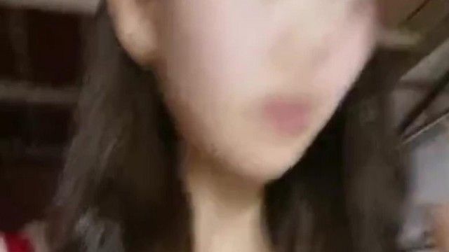 苗条少妇与大屌粉丝工友在宿舍约啪，激烈的差点拆了床～