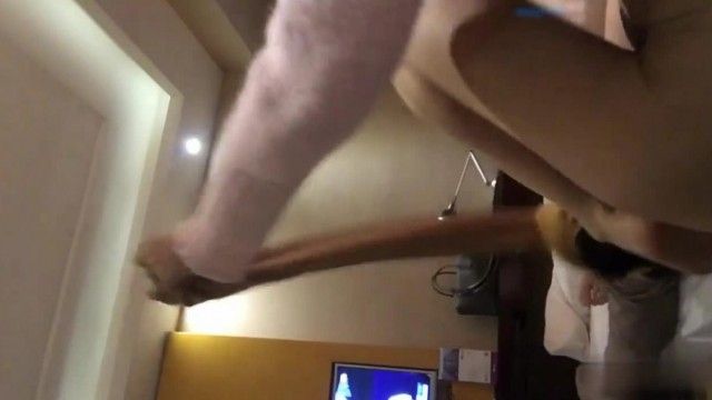 性慾强的气质有钱少妇按耐不住老公长期出差～找了肌肉狼狗度过漫漫长夜！最后在狂抽猛送与淫语下到高潮！
