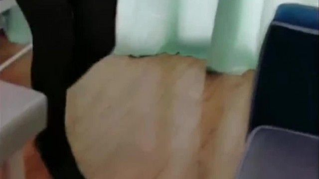 プロットは、黒ストッキングを履いたセクシーな女教師が変態生徒に家まで追いかけられ、最終的には彼女に犯されることを示しています。