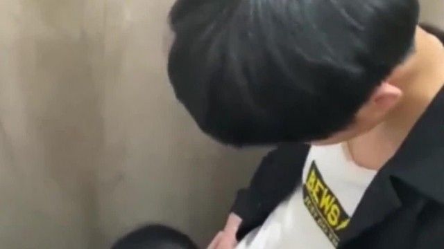 热恋小情侣按耐不住慾火，在餐厅吃完饭就进厕所吃肉棒~