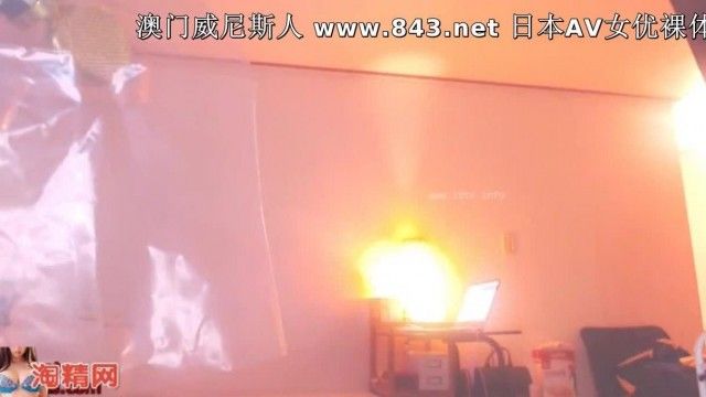 セクシーなレースのランジェリーとTバックを着た女がオナニーし、あまりにも寂しいので誰かに性交を懇願します。