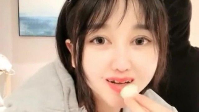The girl with beautiful breasts and cat ears used a lottery live broadcast to train her virgin fan to have sex. The sexy little wild cat had a strong sexual desire and fucked the young man three times in one night~