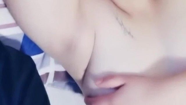 爆乳白嫩人妻一早就想打晨炮吃鸡，把老公肉棒弄硬后自己骑上去~