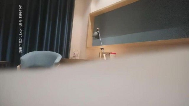 约到极品雪肌妹子一起啪啪，当然要全力冲刺让她爽得淫叫连连~