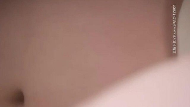 刺青老哥性致真高，約了黑白雙姝來玩雙飛，還能火車便當~