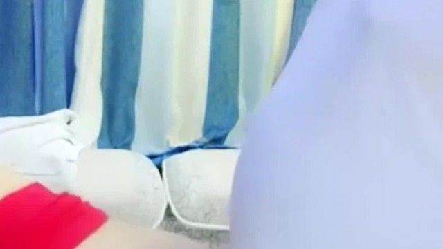 制服を着た美しいスチュワーデスがファンを誘惑してパフォーマンスし、太ったお父さんを誘惑して近親相姦と情熱的なセックスをします〜