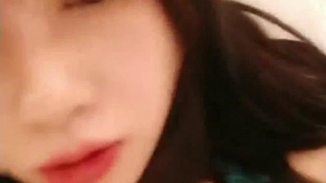 Do you want to eat meat? A beautiful girl with D-cup breasts wears sexy underwear and has passionate sex with her sex partner, and her big breasts tremble wildly on the bed~