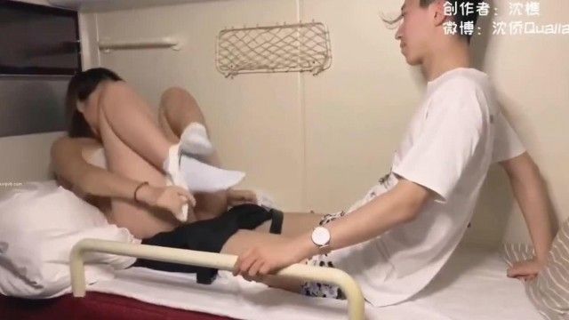雪肌妹子巧遇前男友，趁他女友熟睡直接在寝列和前男友来一发无套重逢炮