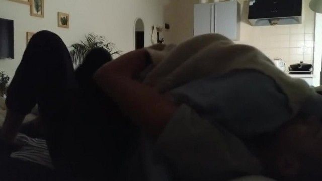 现在学生可真懂玩，同居小情侣啪啪还用上了大黑牛来助性，妹子都要受不住了~