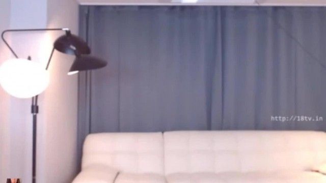 注目の女子アナが明かす奥深いキャリアライン～ベッドに寝転がっておしゃべり～