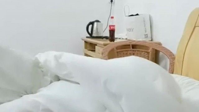 防疫期间最棒的运动就是床上啪啪，小姐姐为了吃肉棒连口罩都不要了~