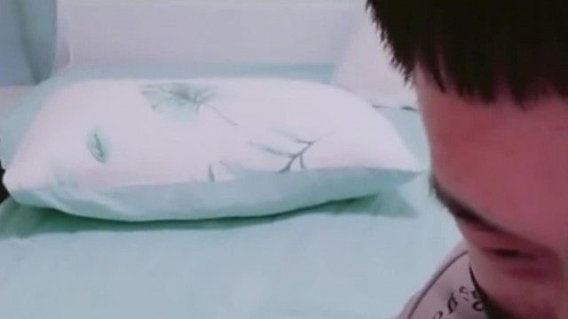 Two pairs of young men and women are having sex live. The two bespectacled girls look innocent, but they can’t believe they are so promiscuous in private~