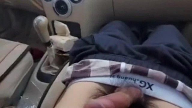 苗条妹子与炮友相约玩车震，一点都不怕被人撞见~
