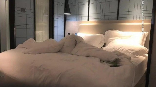 セクシーなネット有名人の女の子と約束をして、お互いに触れ合ったり、イチャイチャしたり、シャワーを浴びたりして、それから彼女とセックスしたり馬に乗ったりし始めました