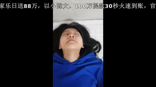 韩裔女大生与男友的性爱自拍流出~可爱脸蛋外加水灵大眼，舔起棒棒来十分诱人~