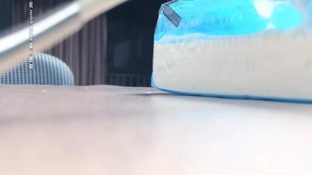 나는 검은 스타킹과 긴 다리를 입은 섹시한 젊은 여성과 약속을 잡았습니다. 그녀는 그녀와 혀 키스와 구강 섹스를 했습니다. 그녀는 오픈 스타킹과 하이힐을 신고 서서 뒤에서 세게 박았습니다.