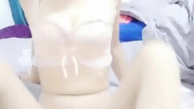 颜值不错筋骨也柔软的妹子和男伴啪啪直播，高难度捲腹舔奶也难不倒她~