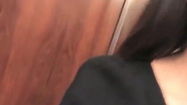 气质长髮妹子直播秀美乳，这么弹的奶子真想揉一把~