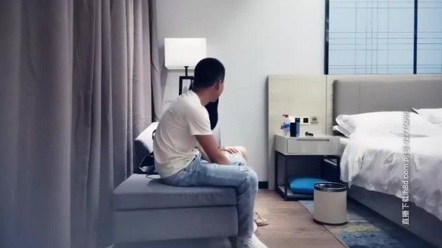《9总全国探花》约到脸正身材好的妹子，便与她从沙发运动到床上去~