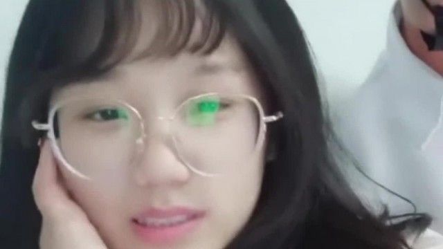 19岁萌妹子外表清纯可爱内心特别淫荡，男友上了还不够，在叫上表哥一起上酒店啪啪~