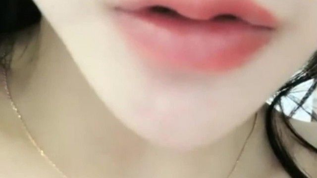 A girl with long hair and big breasts made an appointment for a live broadcast. She was so happy that she rubbed her breasts. It was so sexy~