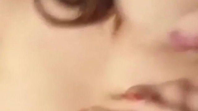 眼镜哥与老婆啪啪开直播，谁知嫂子太骚了竟有网友留言求付费打炮~