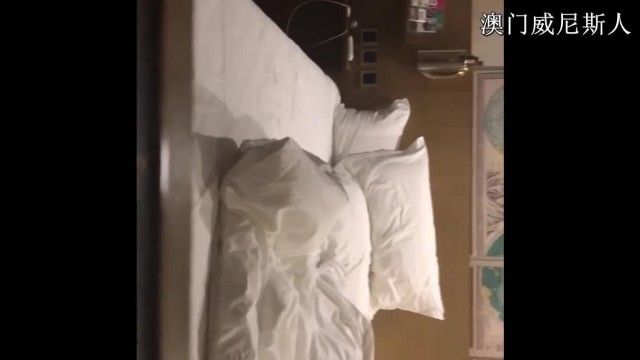高画質 妻とのランニングデートがセックスデートに変わった！心配した青年は、横たわるセクシーな若い女性を見るとすぐに、彼女を直接貫いて犯した、そして白いジュースが出てきました！若い女性は、夫が比較されているので、もっと運動をしてほしいと言いました。
