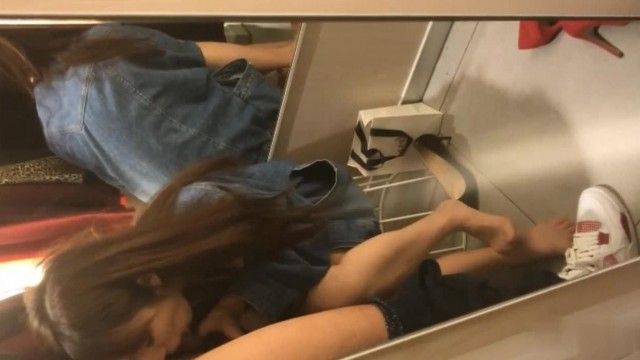 优衣库情侣性爱视频流出完整版！丝袜套头也要玩你的屌～