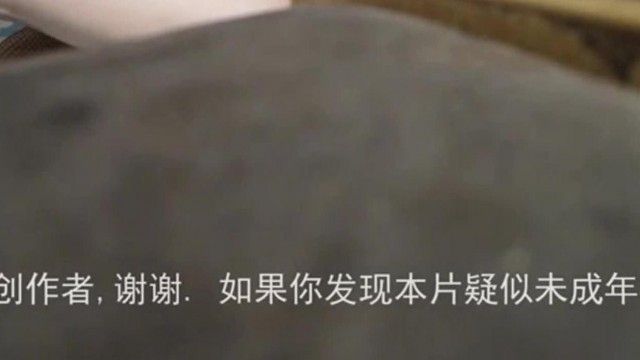 服装店老板娘铁门拉下后情欲大发！直接往老公的肉棒坐下去！