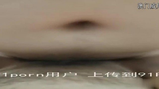 丈母娘在门外偷听！小骚逼被操到淫水狂流！