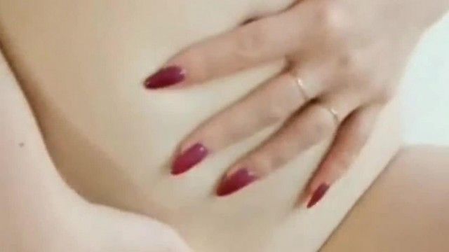｢叫妳舔妳就舔！｣ 21岁女大生淫慾浪叫~跪下舔屌助兴！