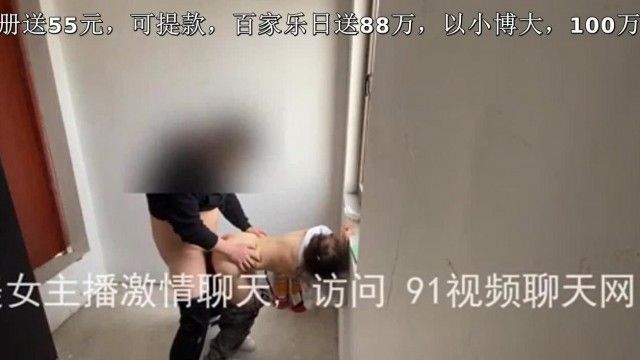 夫が突然出欠確認をした！浮気した恋人とその妻は、危険を顧みず屋上で激しい喧嘩を続ける！