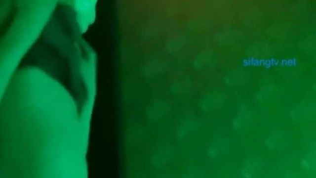 黑漆漆的房间里~叫了可爱妹妹来帮我解解闷~我的肉棒任妳玩~