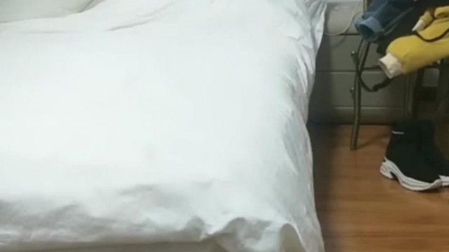 肉棒太大装不下！套子一直破换了再上援交妹妹！