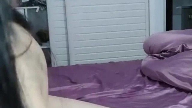 The KOL has no job and makes some money by playing live broadcasts at home. He has found a friend to be a special guest. He also wants to play with some toys!
