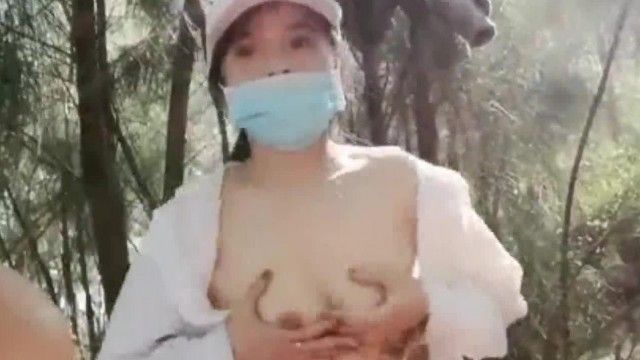 精瘦小哥户外伺候姐妹花，轮流舔大鸡巴，躺在草地上享受骚女的嫩穴轮操！