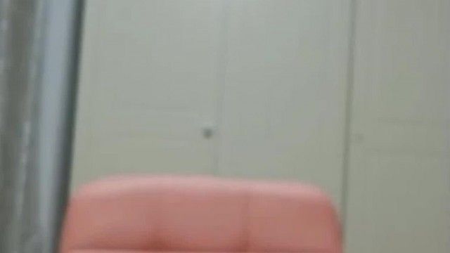 乳晕意外走光！长髮主播临危不乱！