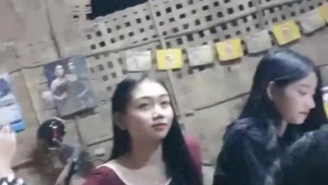 雲南国境の300人の側室が選んだ美貌とスタイルの良いセクシーな女の子が足を広げて汗だくになるまで激しく攻撃しました！