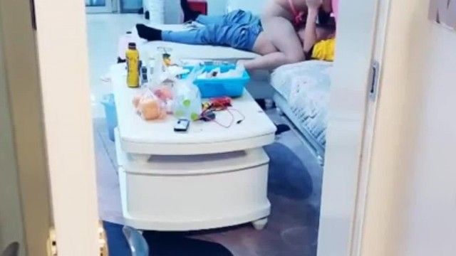 寂しい妻が夫の出張中に配達員を誘惑！配達で服も脱がないのでハメ始めました！