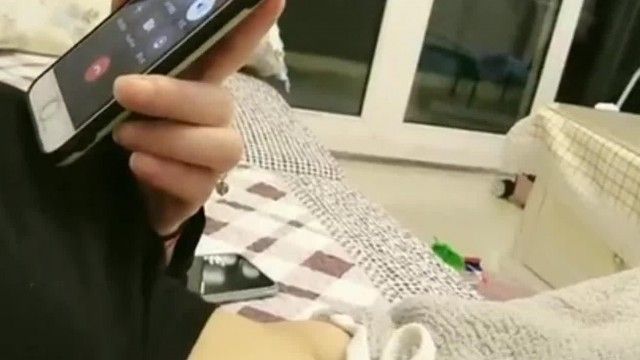 嫂子卖包子~大哥很猛衣服不脱直接操起来~边干边脱就是省时间~