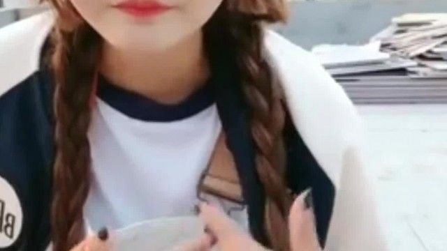 逼逼无毛扎两个辫子挺嫩萌妹子自慰秀 黑色网袜道具塞逼逼