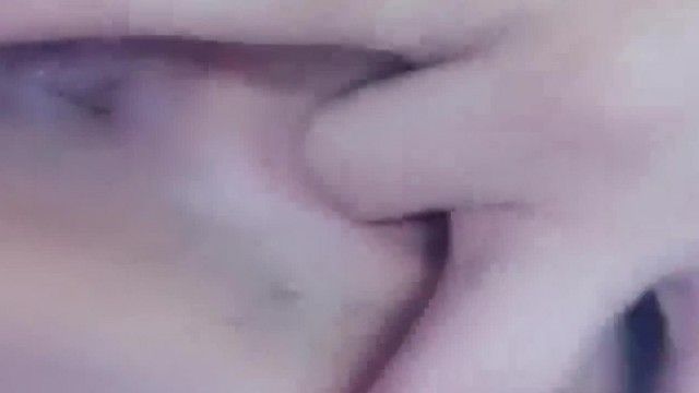 夜晚蝉鸣蛙叫芳华的女孩身体已有了变化葱绿的森林阴门阴毛疏松成长手指插进去干涸的阴田湿润了