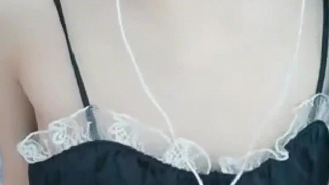 ツインテールの可愛いロリ娘が小道具を使ってオナニー、無毛のピンクマンコ、指フェラ、ガラスカップ挿入。