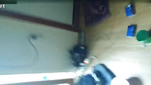 かわいい女子高生が布団の下に入り込み、チンポを食べて犯されます。彼女のJ8はとても硬いのでマンコよりも気持ちいいです。