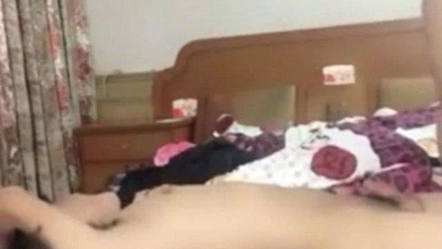 初入行的小嫩妹被小帅哥颜射 不少网友问包夜价钱
