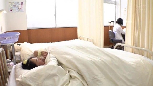 幼馴染の高慢なイケメンと保健室で隣のベッドに寝て、学校さぼって精液が枯れるまでセックスした！渚みつき