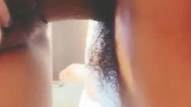 容姿端麗なネットセレブにしてはチケットはかなり高価で、生配信でセックスフレンドとセックスしてるし、セリフも素晴らしい。