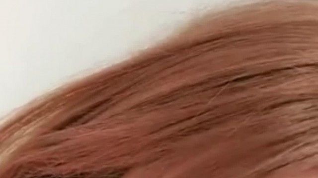 ショートヘアで容姿端麗な女の子が KIKI の小道具を使ってオナニーします。バイブレーターのプラグが彼女のマンコを振動させて絶頂させます。